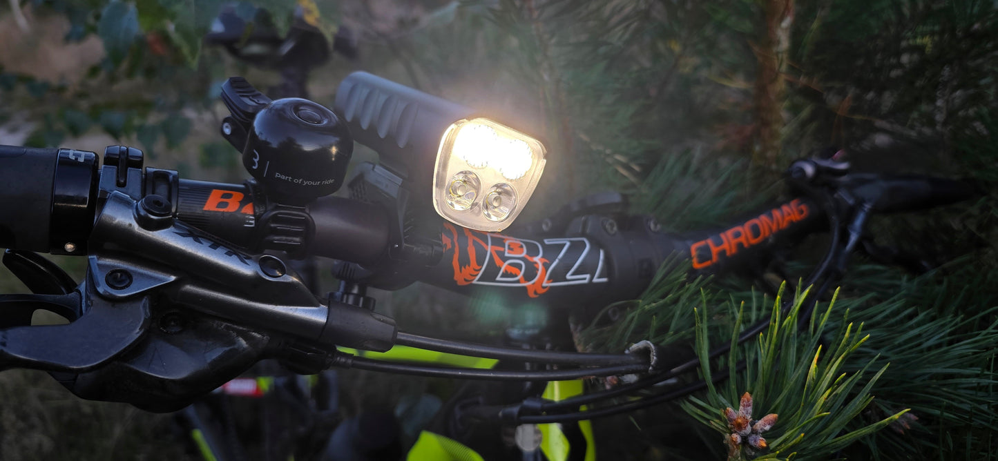 LED Fietslamp - Fietslicht - Fiets lamp - 1600 lumen - Met Oplader - USB-C oplaadbaar - Zwart