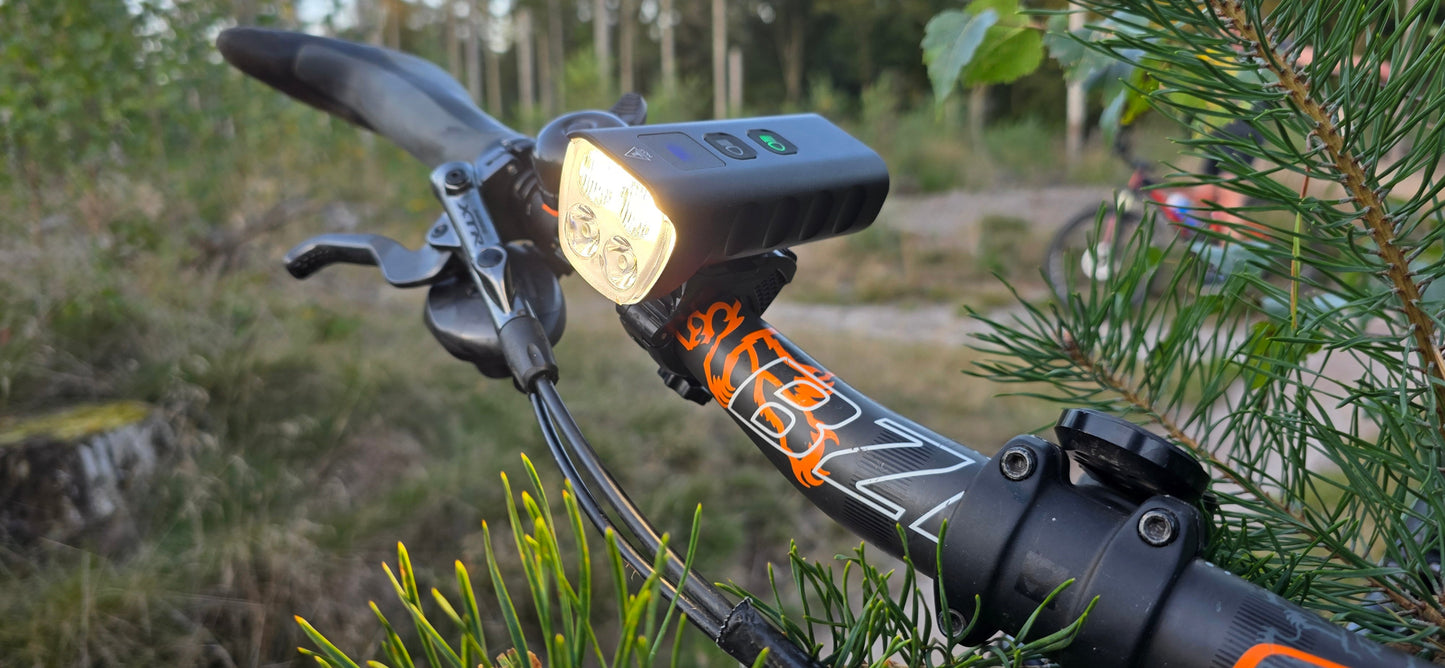 LED Fietslamp - Fietslicht - Fiets lamp - 1600 lumen - Met Oplader - USB-C oplaadbaar - Zwart