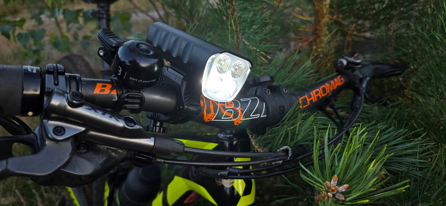 LED Fietslamp - Fietslicht - Fiets lamp - 1600 lumen - Met Oplader - USB-C oplaadbaar - Zwart