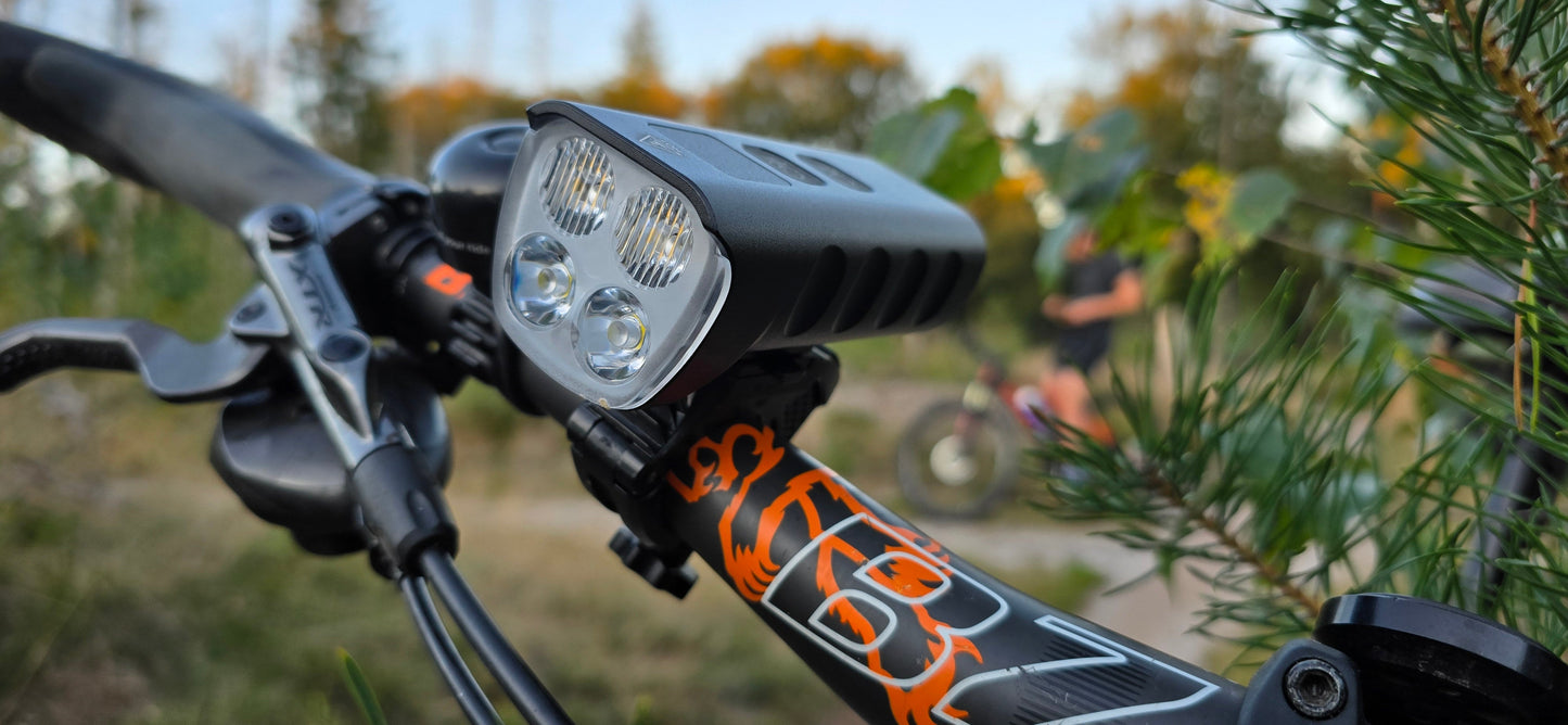 LED Fietslamp - Fietslicht - Fiets lamp - 1600 lumen - Met Oplader - USB-C oplaadbaar - Zwart